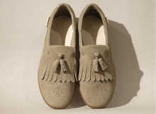 klein in light khaki