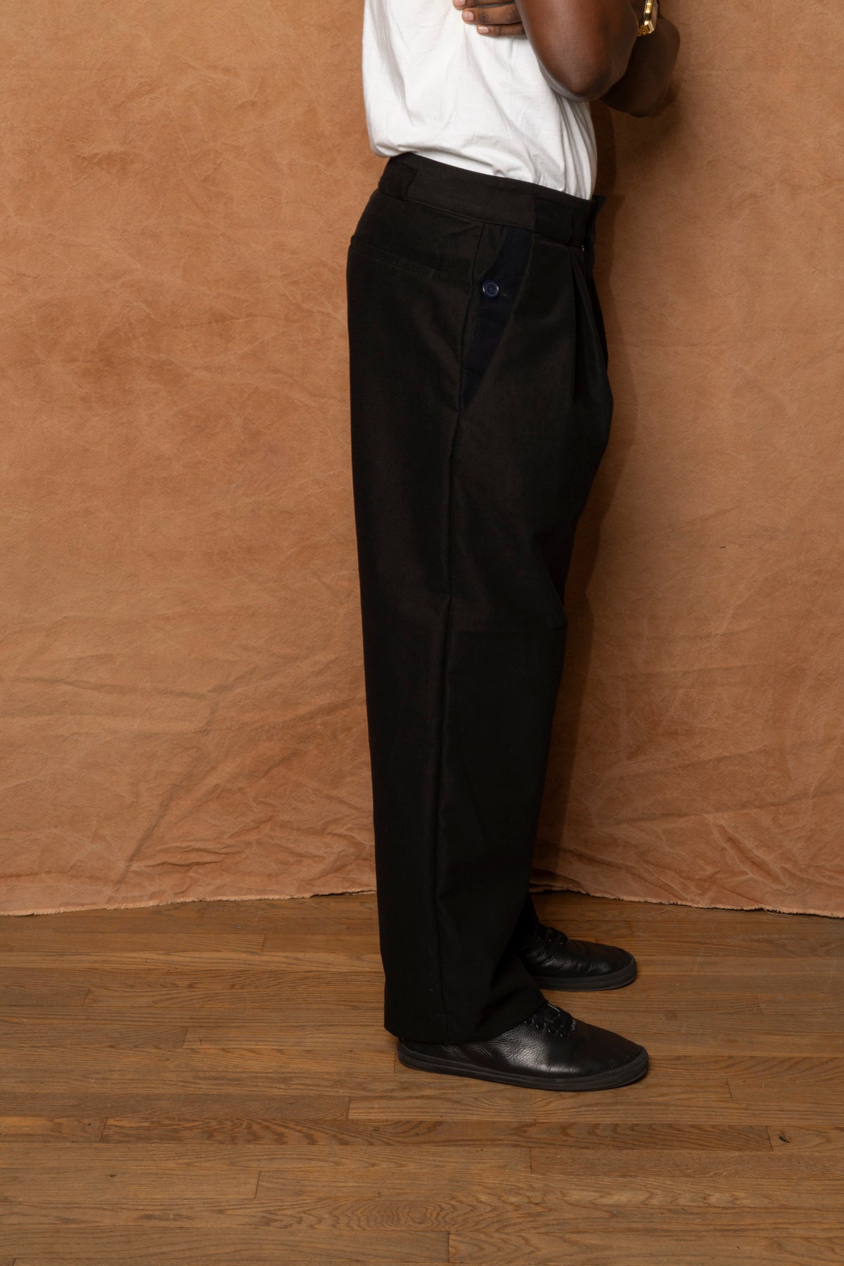 two-fold trouser in black cotton suede
