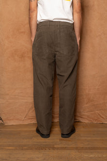 commute pant in olive cotton suede