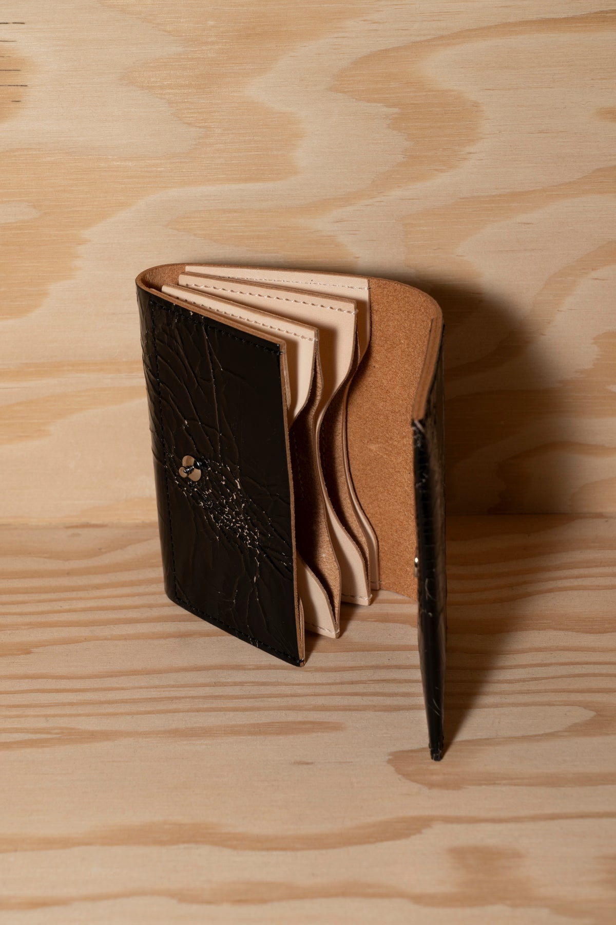 accordion card case in black