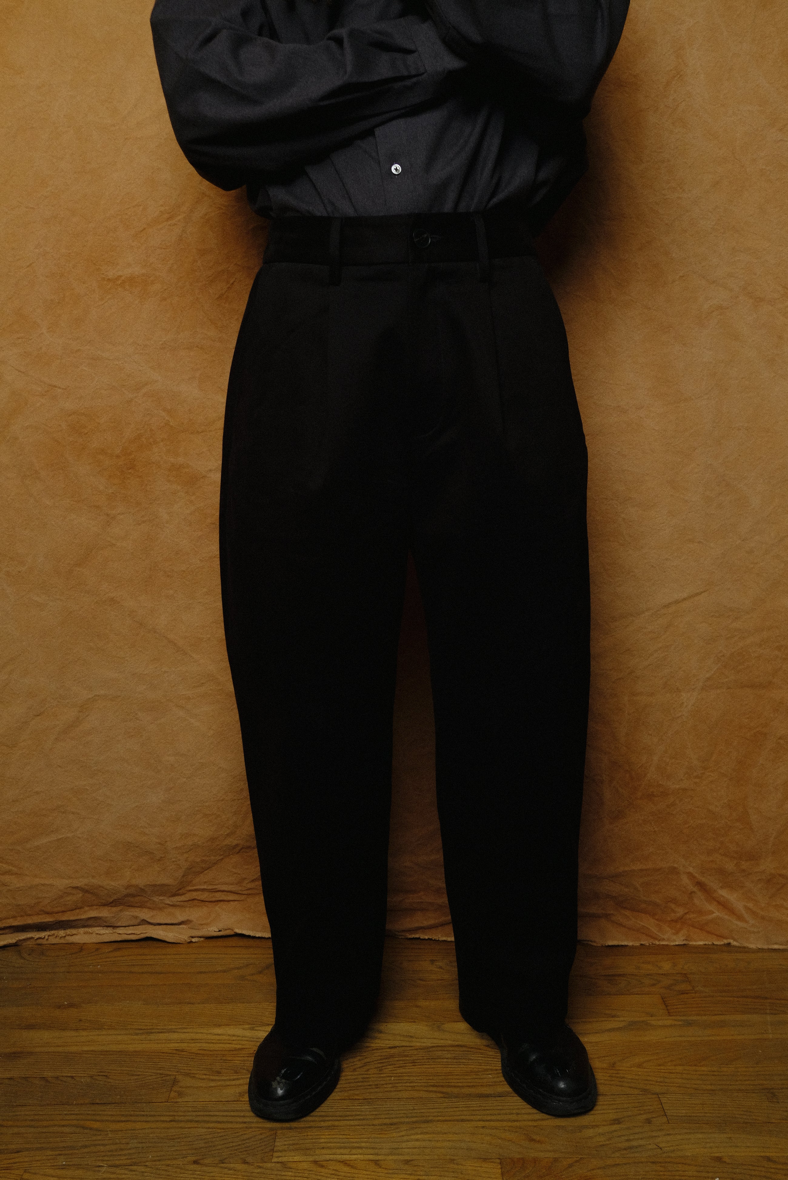 peached cotton trousers in black